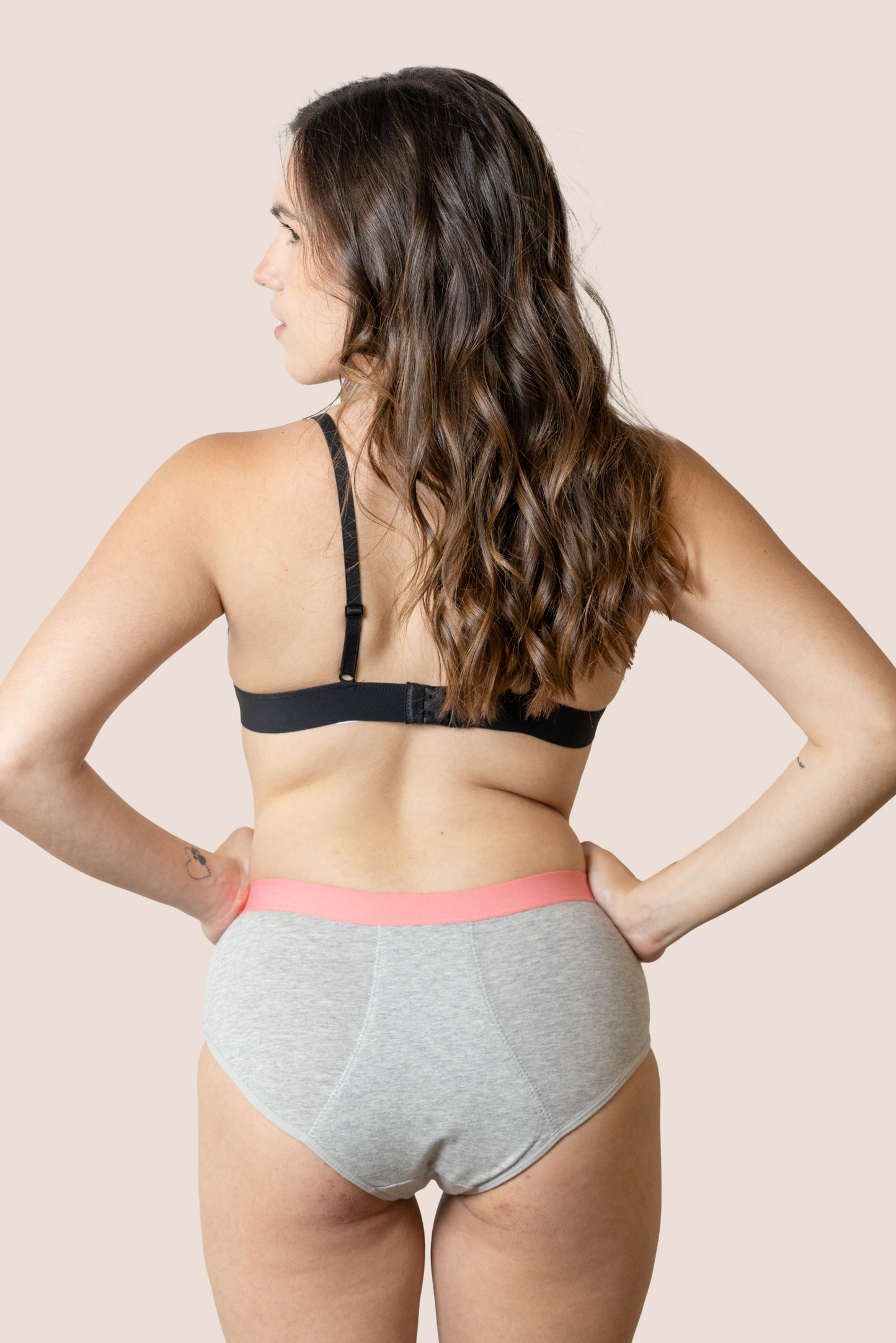 BRAGA CLASICA GRIS NINA DETRAS GENERAL