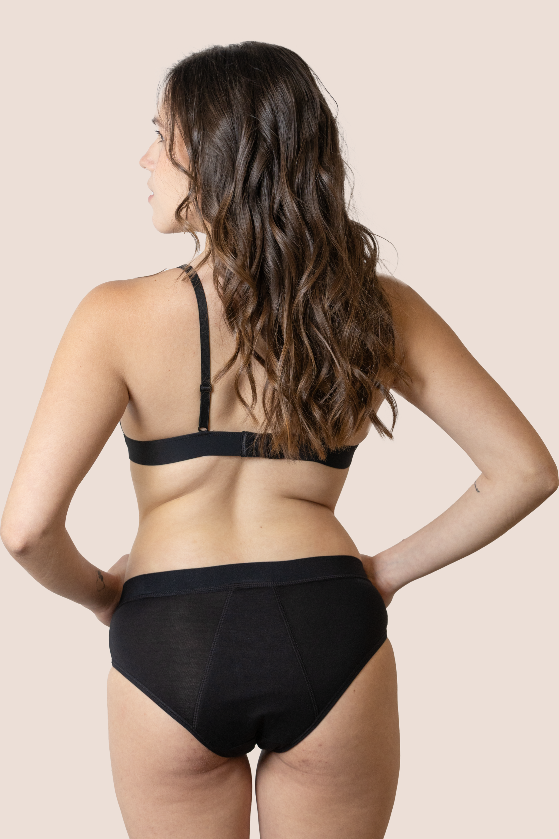 BRAGA CLASICA NEGRA NINA DETRAS GENERAL