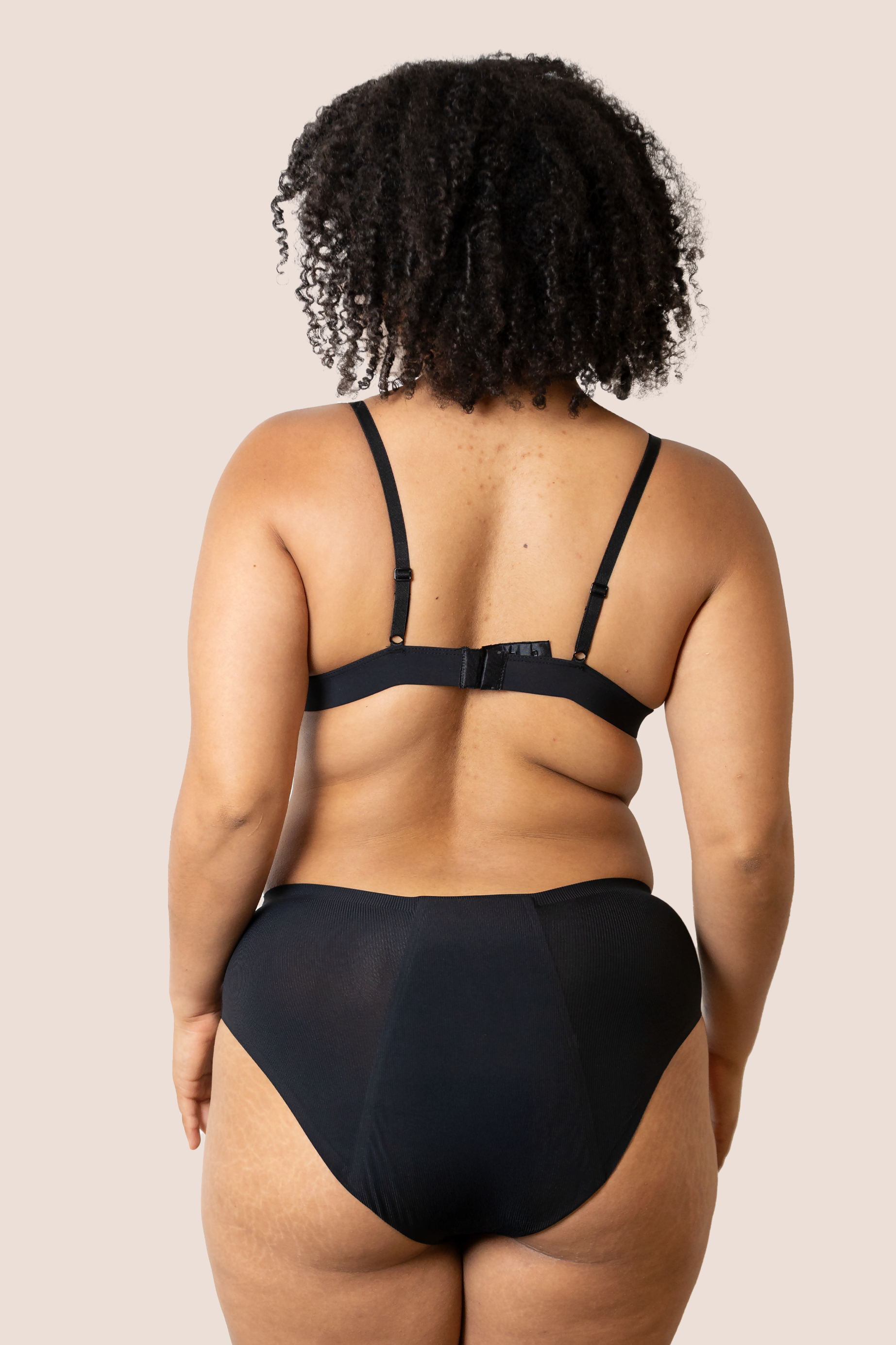 BRAGA TIRO ALTO SIN COSTURAS NEGRA DETRAS GENERAL