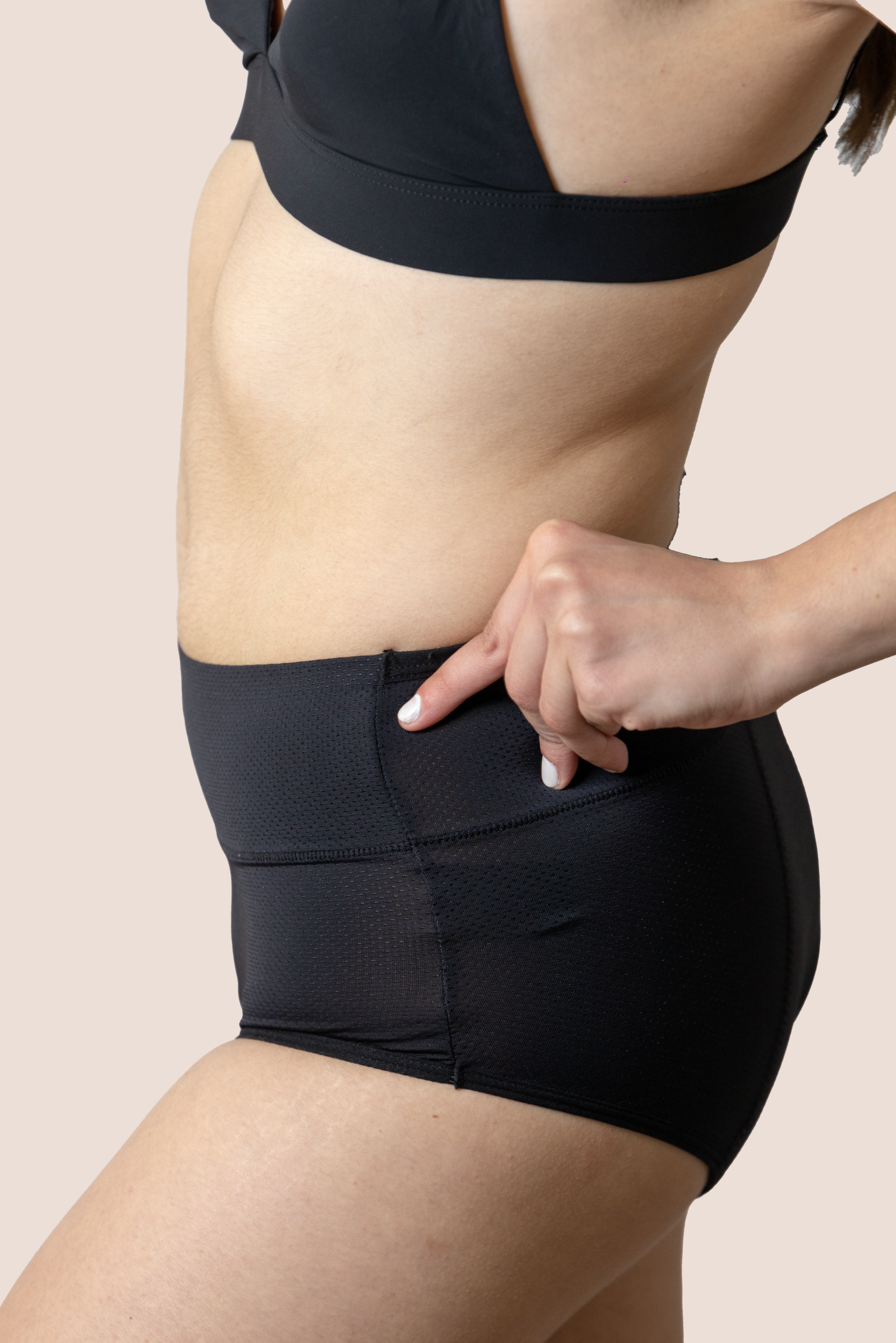 BRAGA TRANSPIRABLE NEGRA NINA DETALLE GENERAL